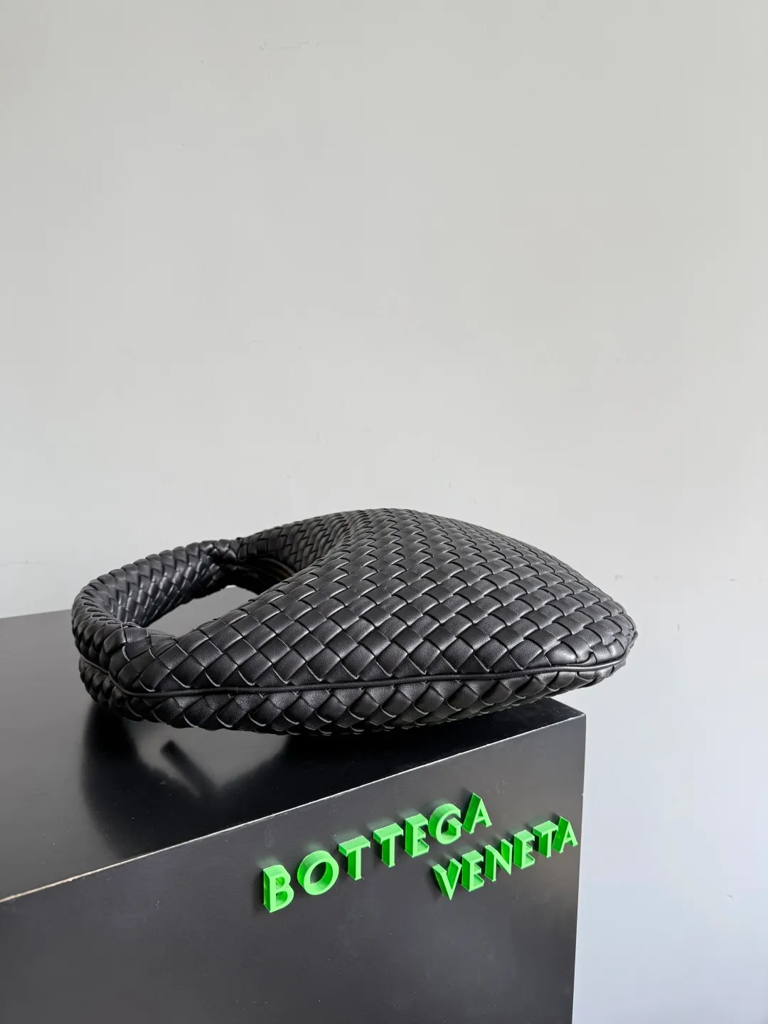 Batch 2120 BV Bottega Veneta's new early spring women's shoulder bag. The soft and delicate Hobo bag has been shipped! Many friends are waiting for this bag. It has a round shape and a large capacity. It can hold a 50-fold umbrella inside. Babies with a lot of daily items do not need to worry about the capacity of this bag. It is a practical bag for traveling and commuting. Although it is fluffy, it is soft and comfortable when carried on one shoulder. It has a modern and retro feel. Model No.: 856737 Size: 44*28*5cm